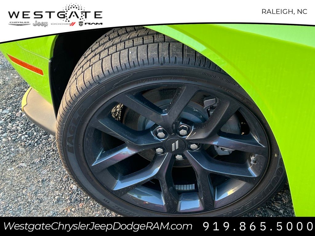Vehicle image 25 of 28
