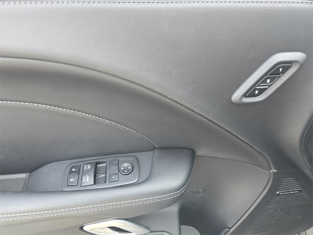 Vehicle image 11 of 15