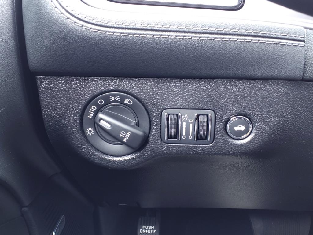 Vehicle image 17 of 32