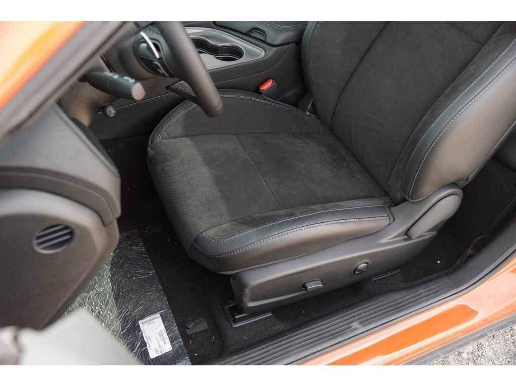 2023 Dodge Challenger R/T Image 7 of 16