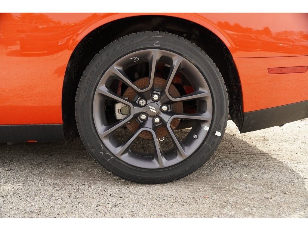 2023 Dodge Challenger R/T Image 5 of 16