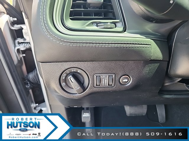Vehicle image 21 of 23