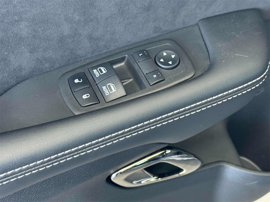 Vehicle image 32 of 46
