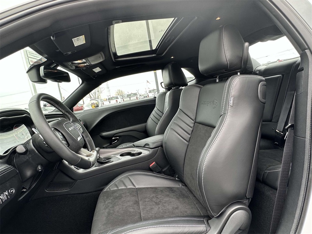 Vehicle image 16 of 19