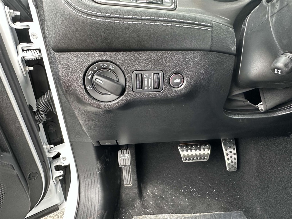 Vehicle image 14 of 19