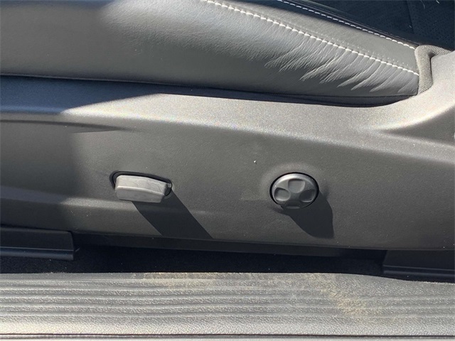 Vehicle image 31 of 33