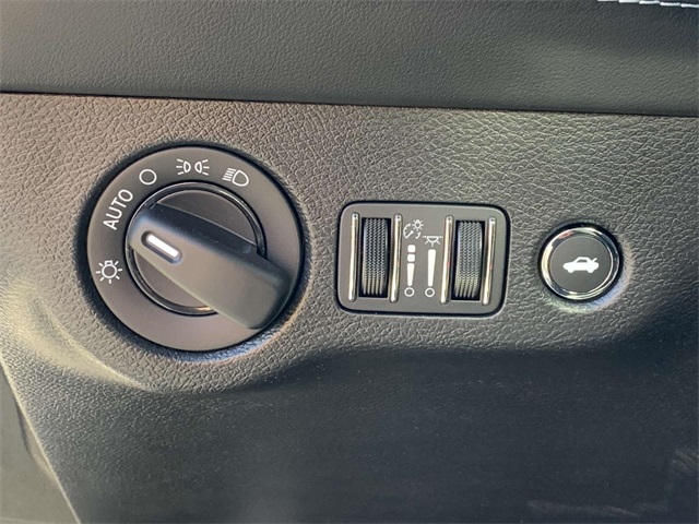Vehicle image 28 of 33