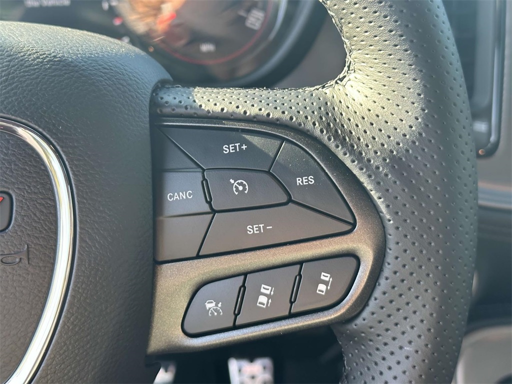 Vehicle image 27 of 29