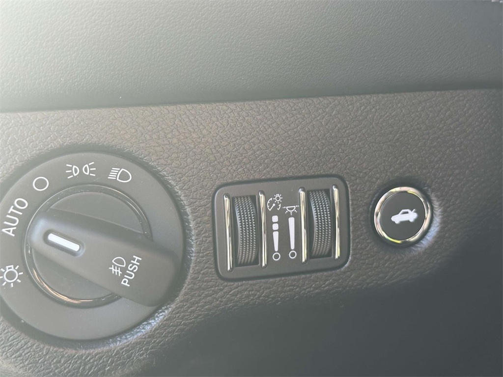 Vehicle image 28 of 29