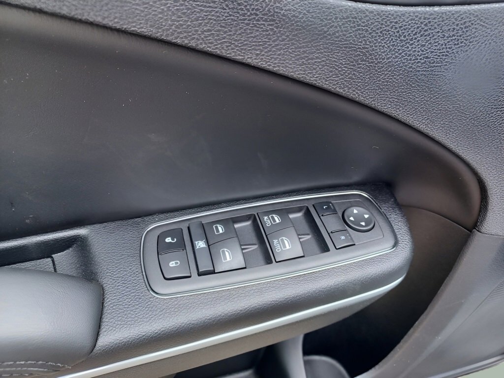 Vehicle image 36 of 40