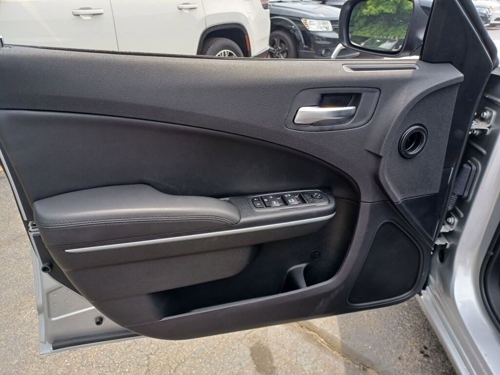 Vehicle image 23 of 40