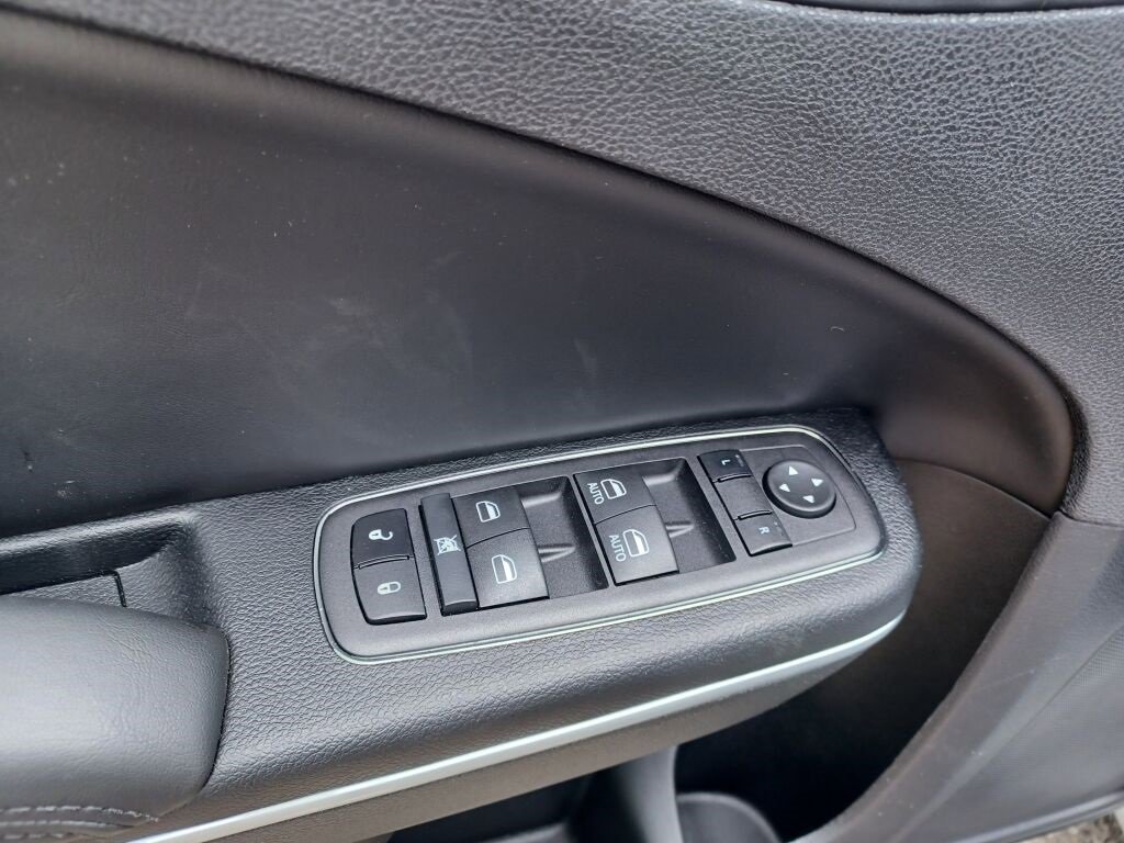 Vehicle image 38 of 40