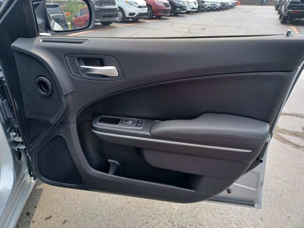 Vehicle image 26 of 40