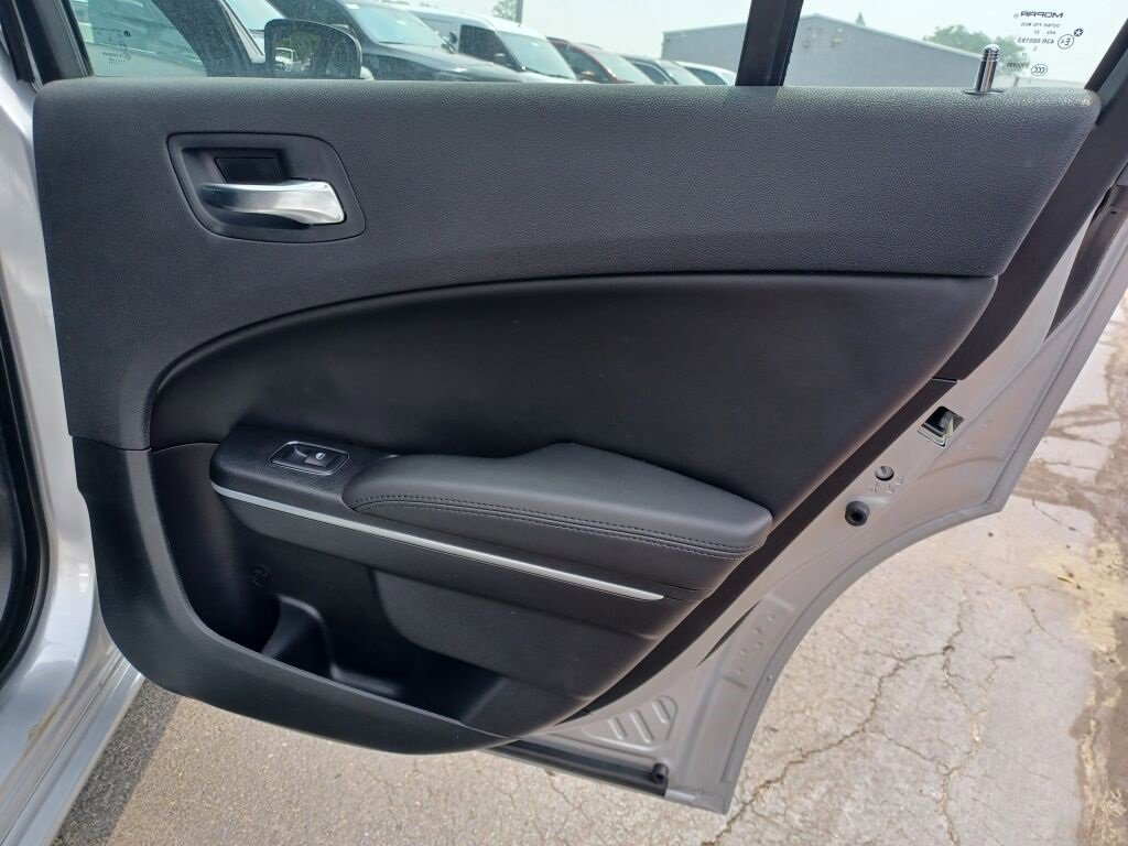 Vehicle image 25 of 40