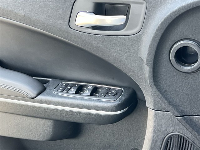 Vehicle image 33 of 38