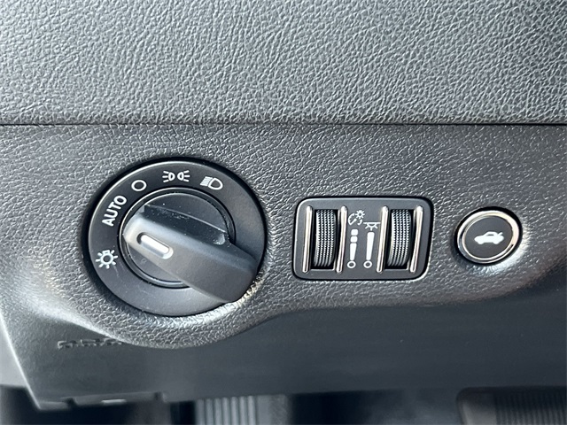 Vehicle image 32 of 38