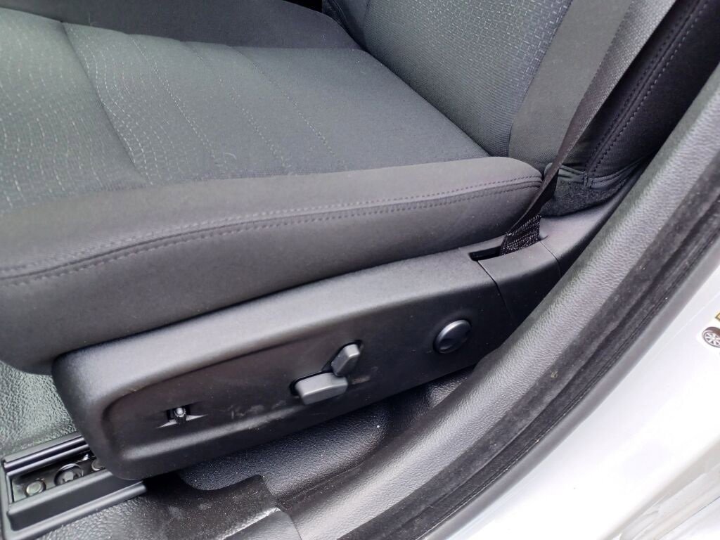 Vehicle image 27 of 40
