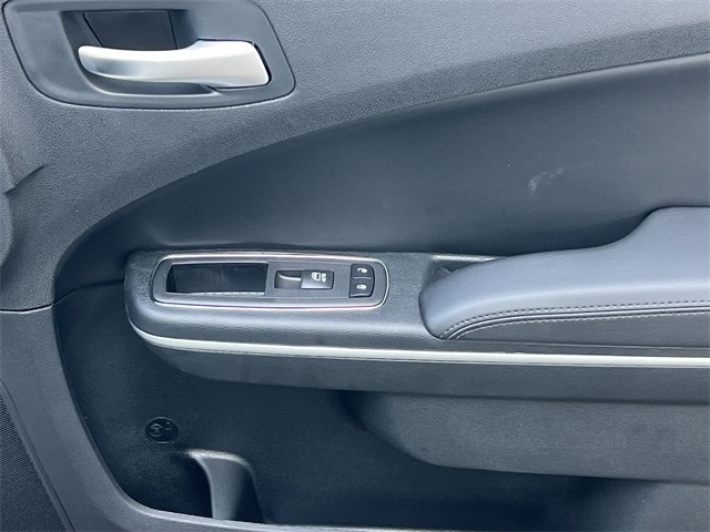 Vehicle image 34 of 37