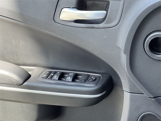 Vehicle image 32 of 37