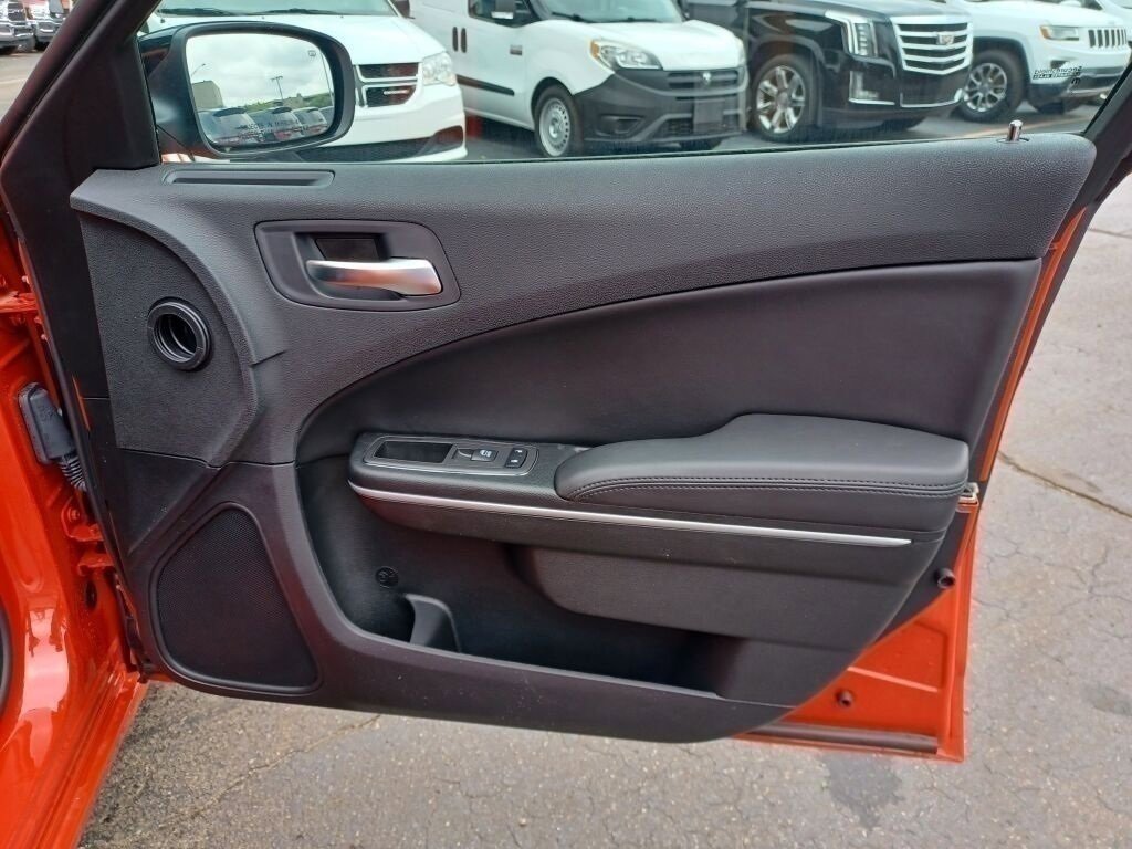 Vehicle image 25 of 40