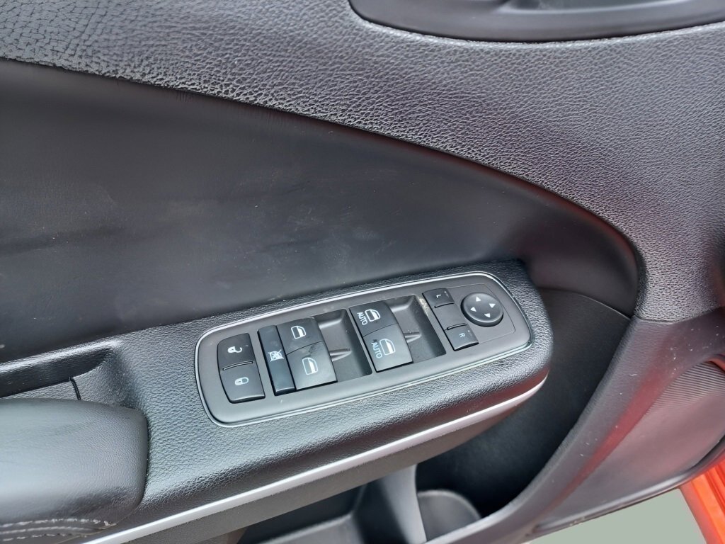 Vehicle image 26 of 40