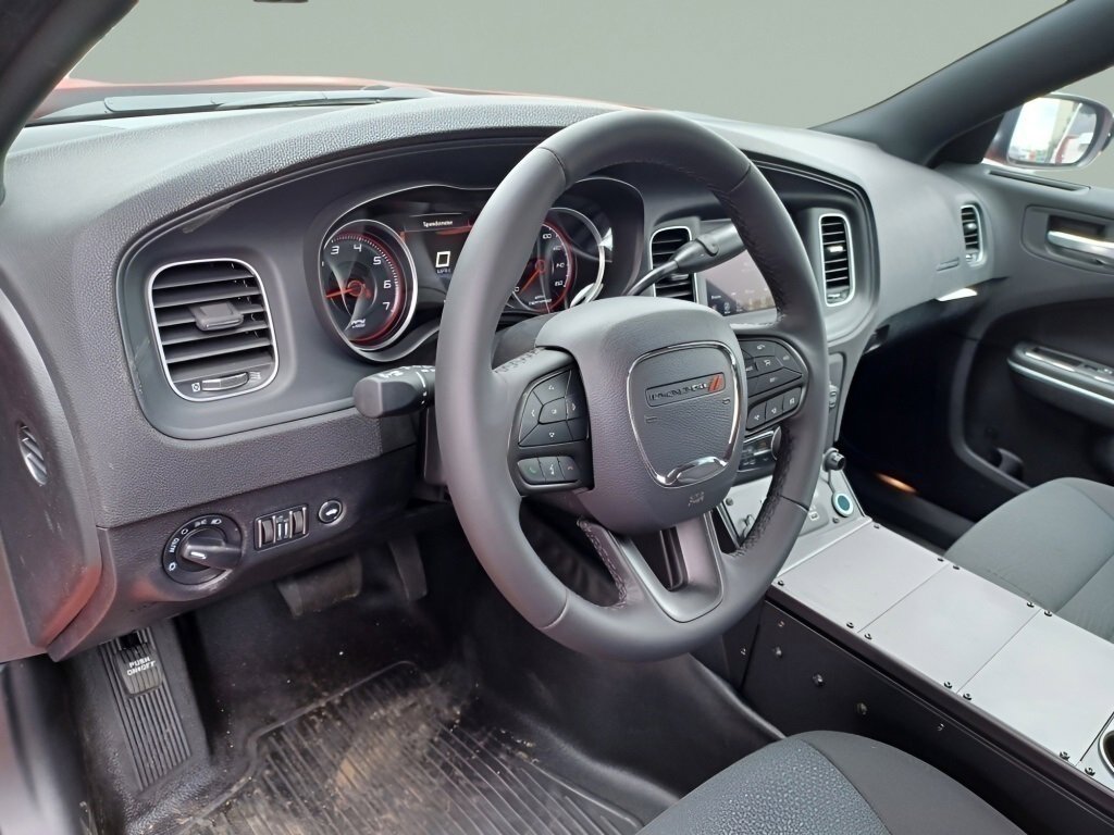 Vehicle image 21 of 40