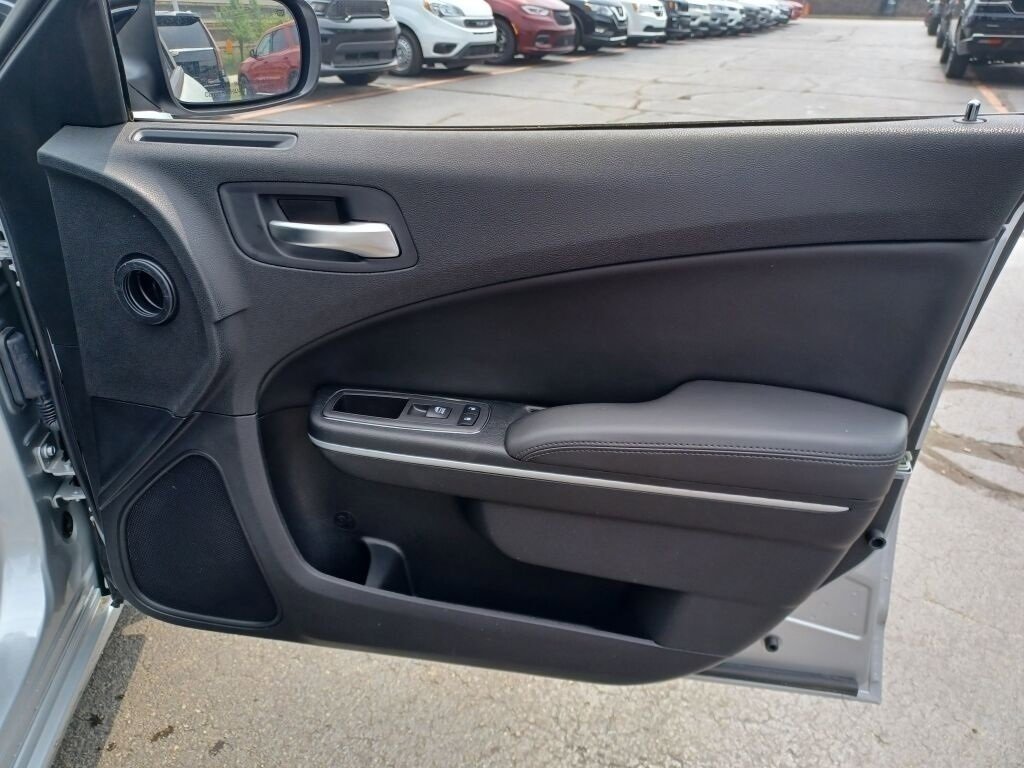 Vehicle image 25 of 40