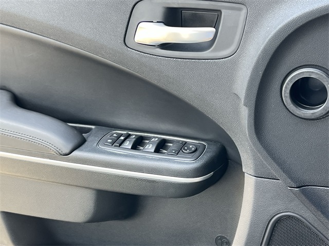 Vehicle image 32 of 37