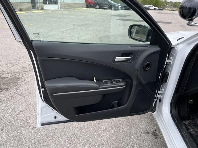 Vehicle image 16 of 19