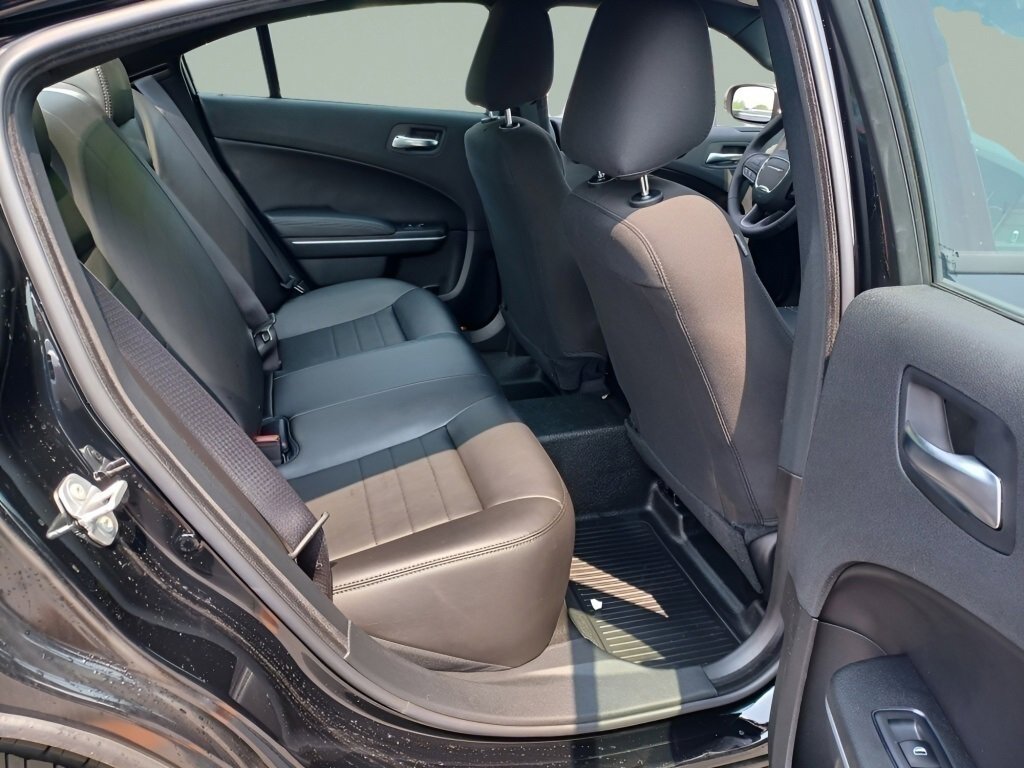Vehicle image 17 of 40