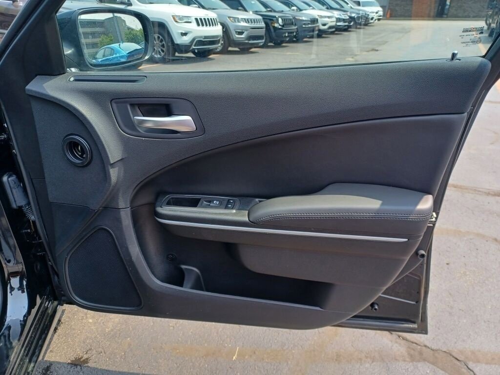 Vehicle image 26 of 40