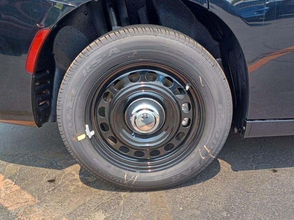 Vehicle image 16 of 40