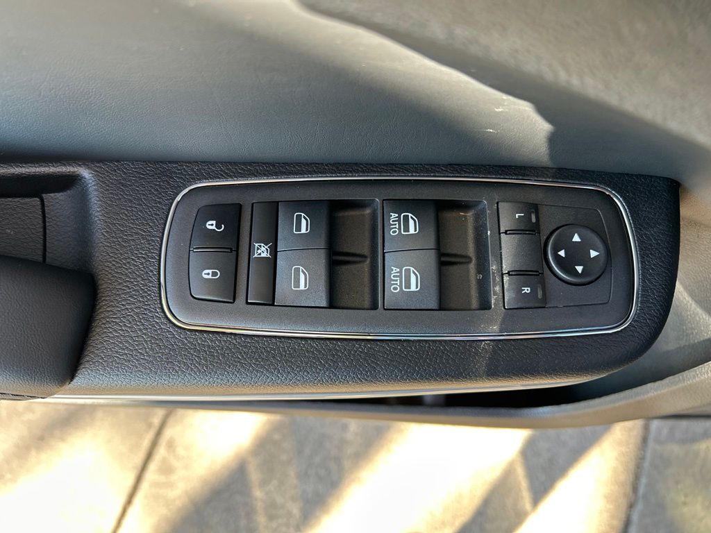 Vehicle image 17 of 23