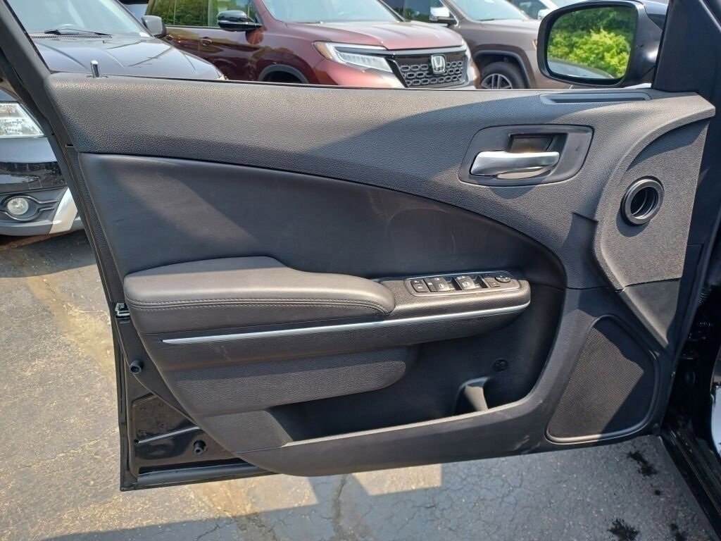 Vehicle image 25 of 40
