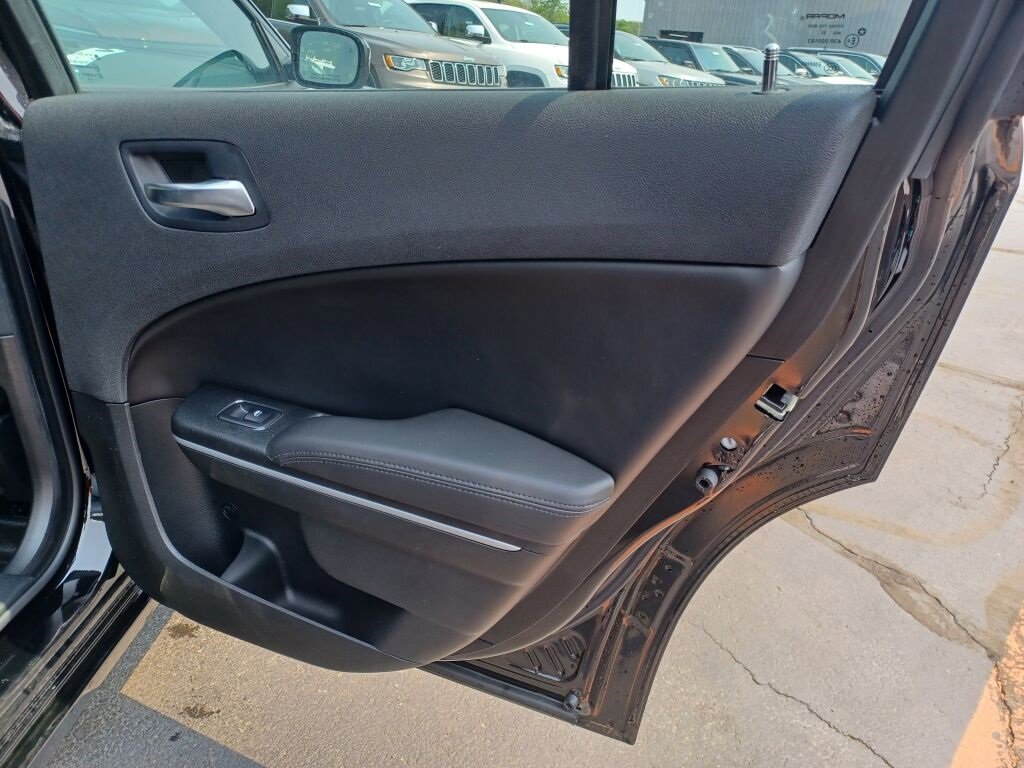Vehicle image 27 of 40
