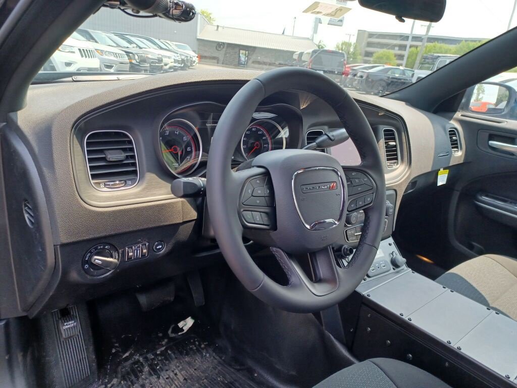 Vehicle image 18 of 40