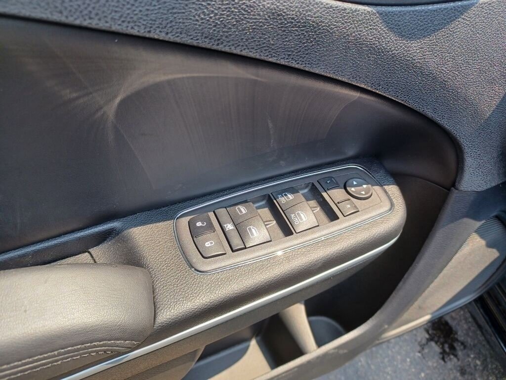 Vehicle image 29 of 40