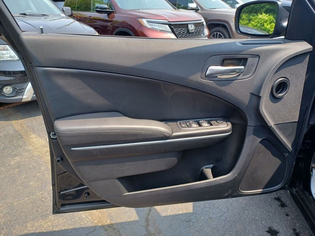 Vehicle image 24 of 40