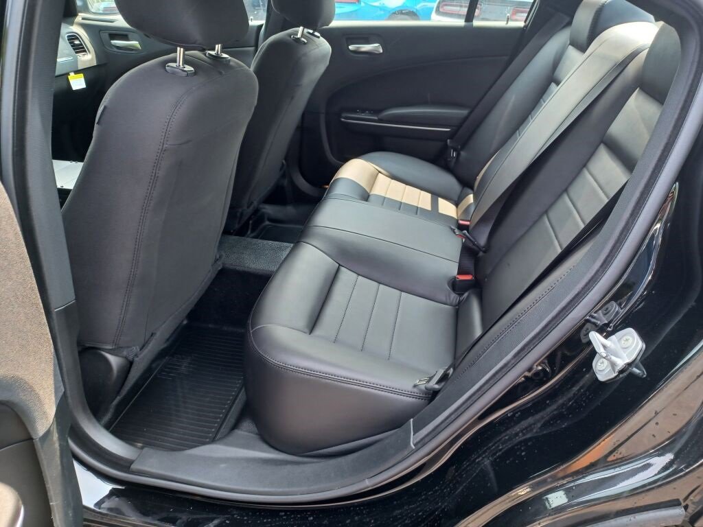 Vehicle image 14 of 40