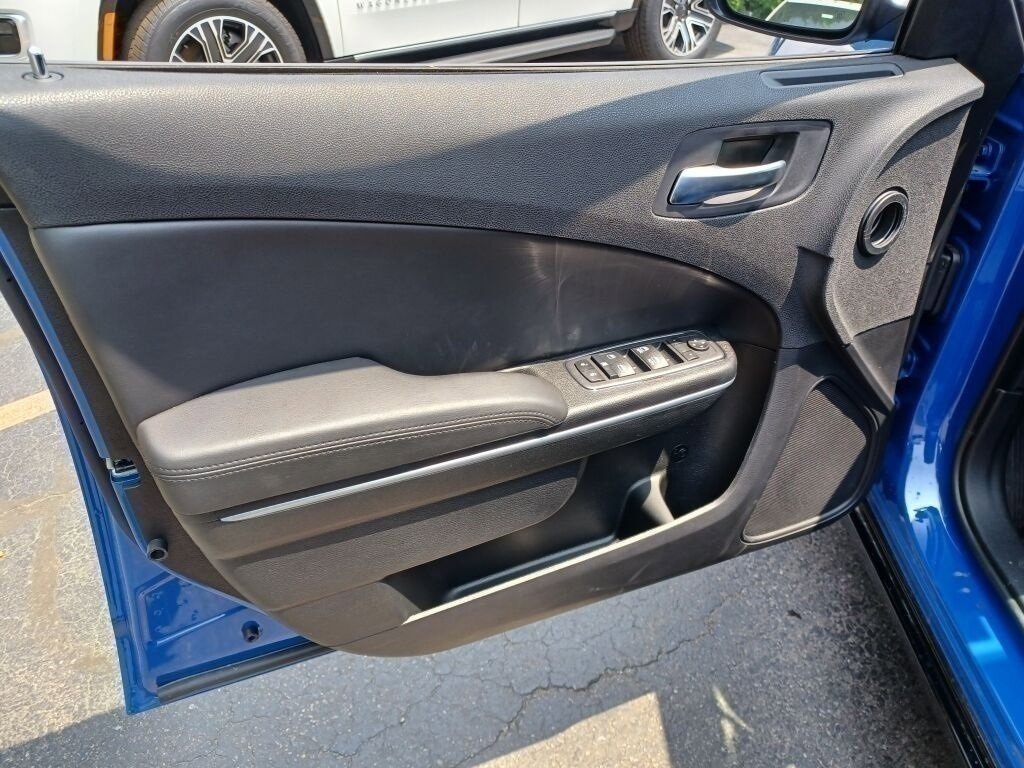 Vehicle image 26 of 40