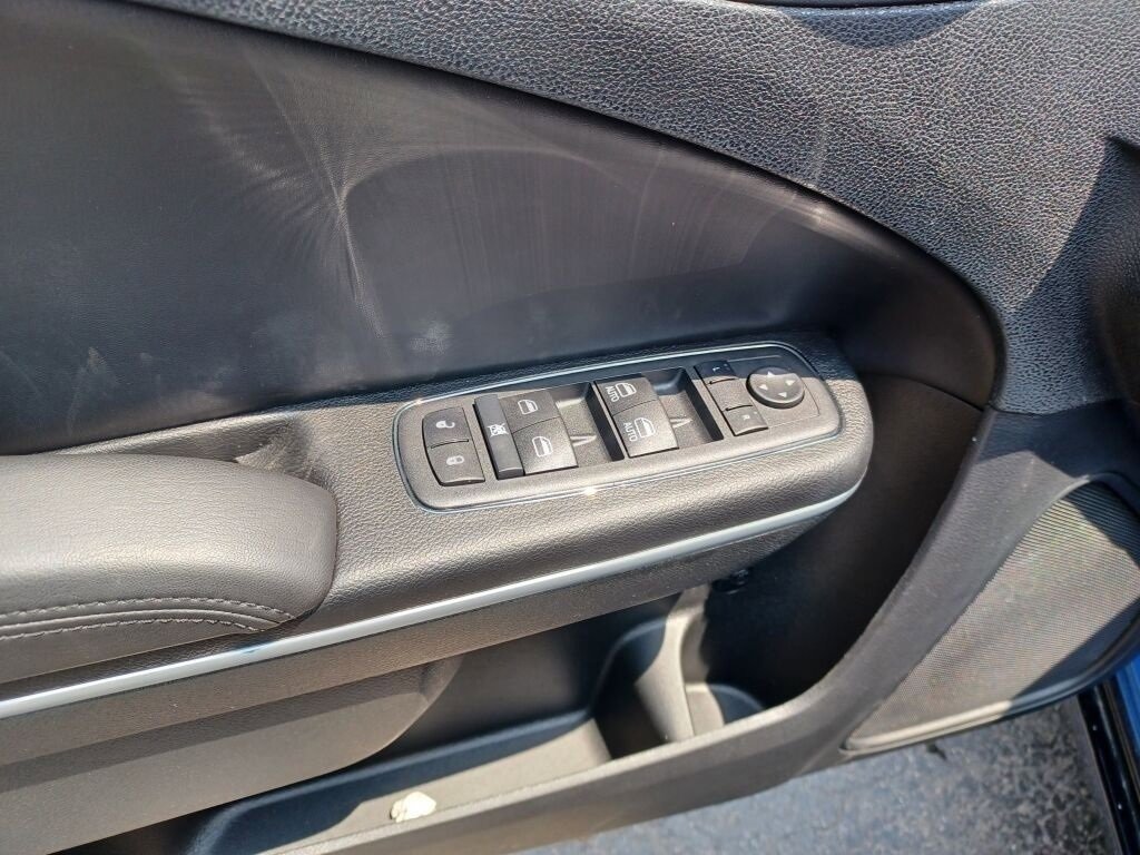 Vehicle image 28 of 40