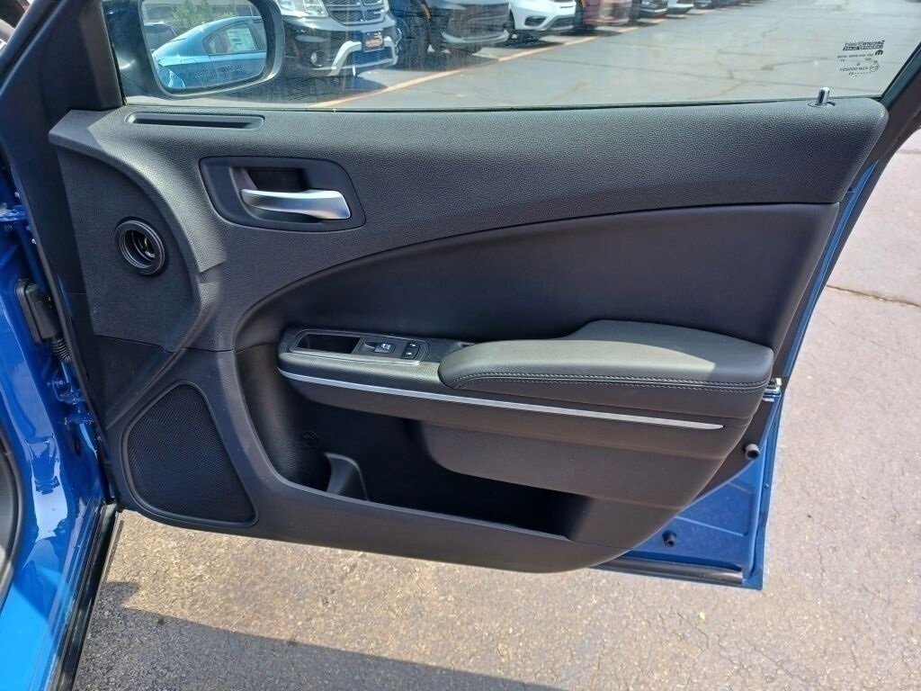 Vehicle image 27 of 40