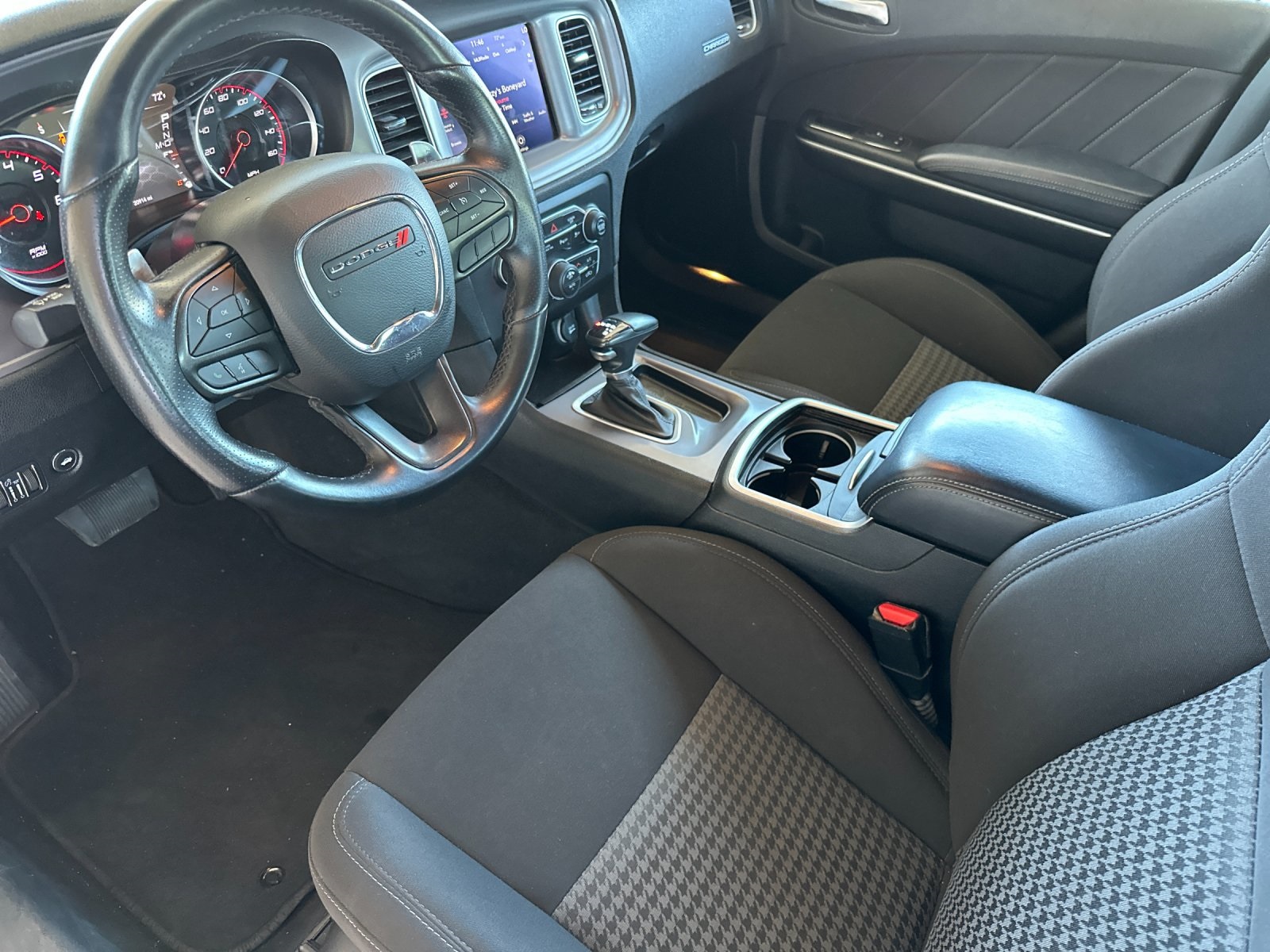 Vehicle image 17 of 27