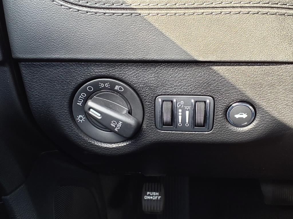 Vehicle image 18 of 32