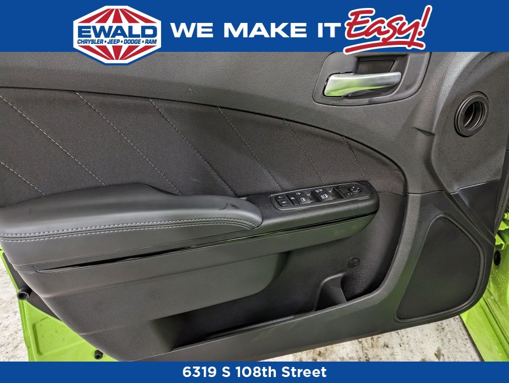 Vehicle image 12 of 28