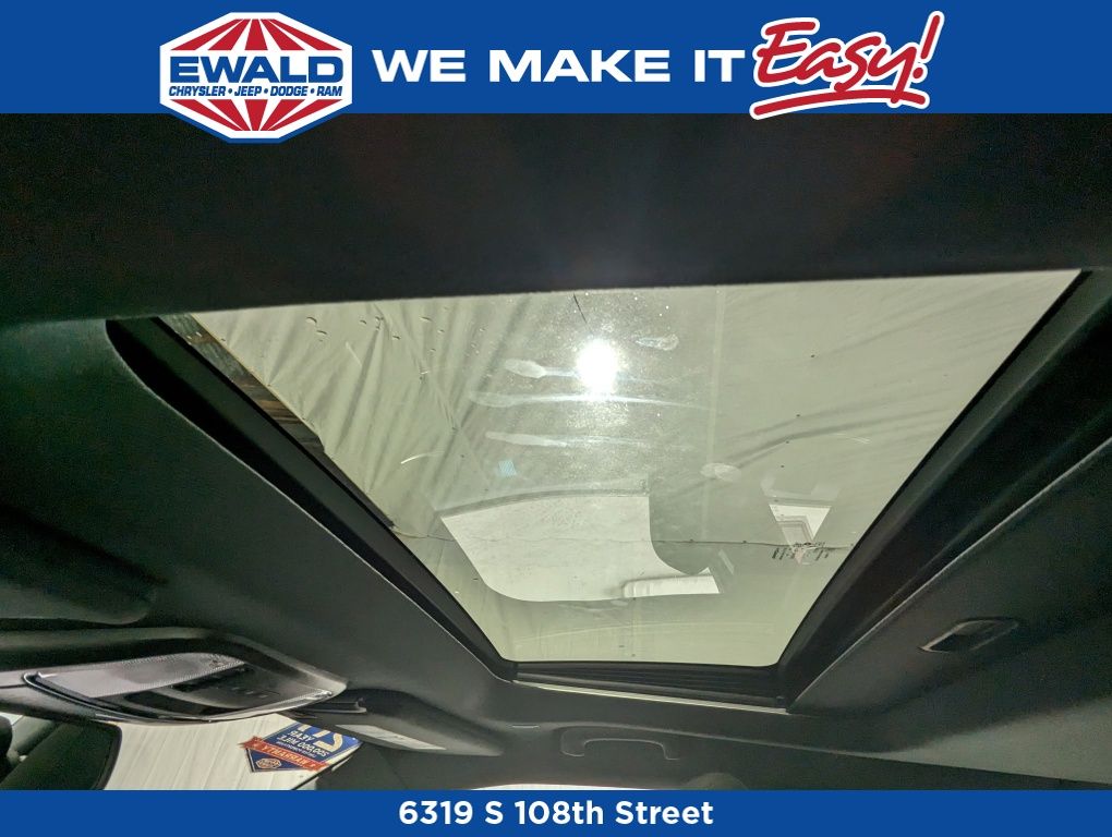 Vehicle image 26 of 28