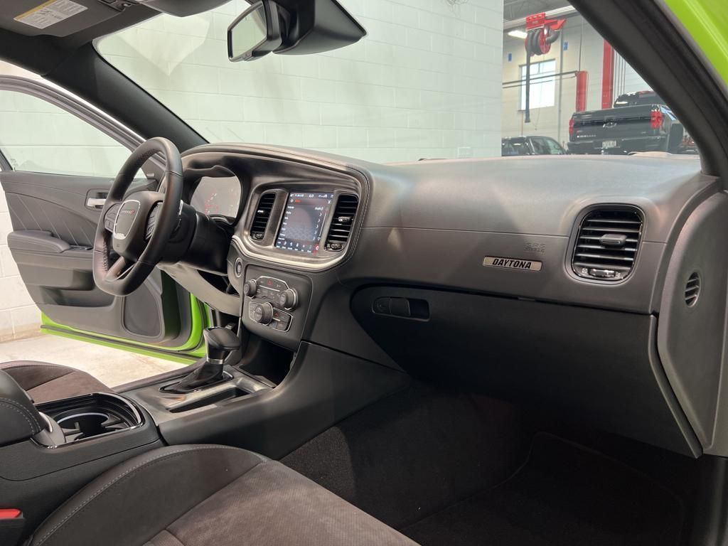 Vehicle image 33 of 41