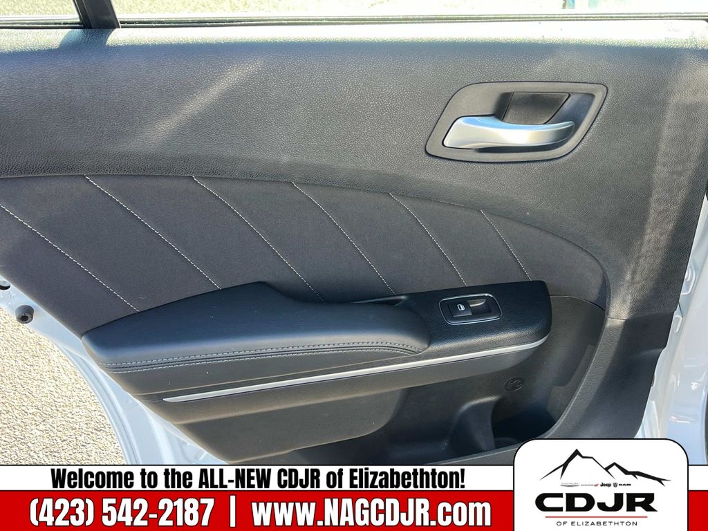 Vehicle image 17 of 31