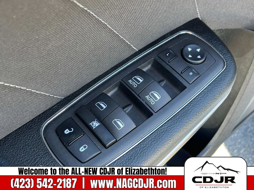 Vehicle image 21 of 31