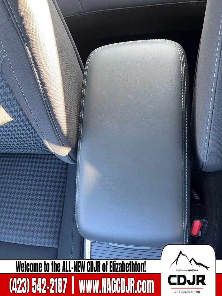 Vehicle image 25 of 30